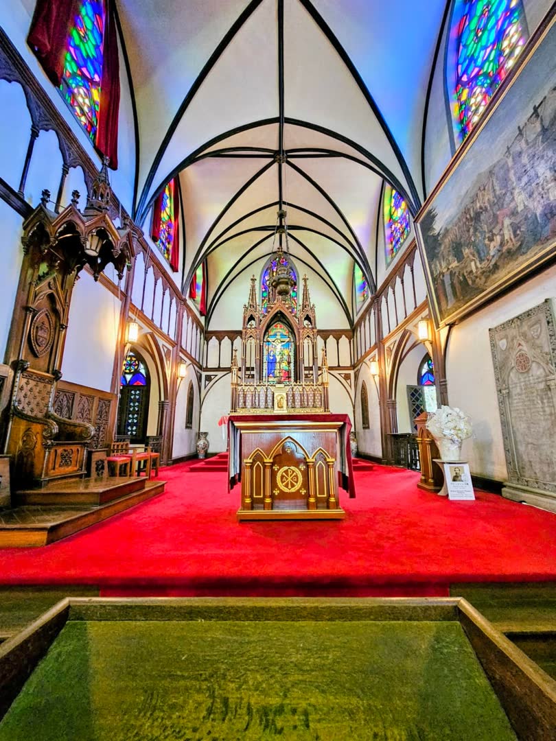 Interior da Catedral de Oura, com vitrais coloridos e altar