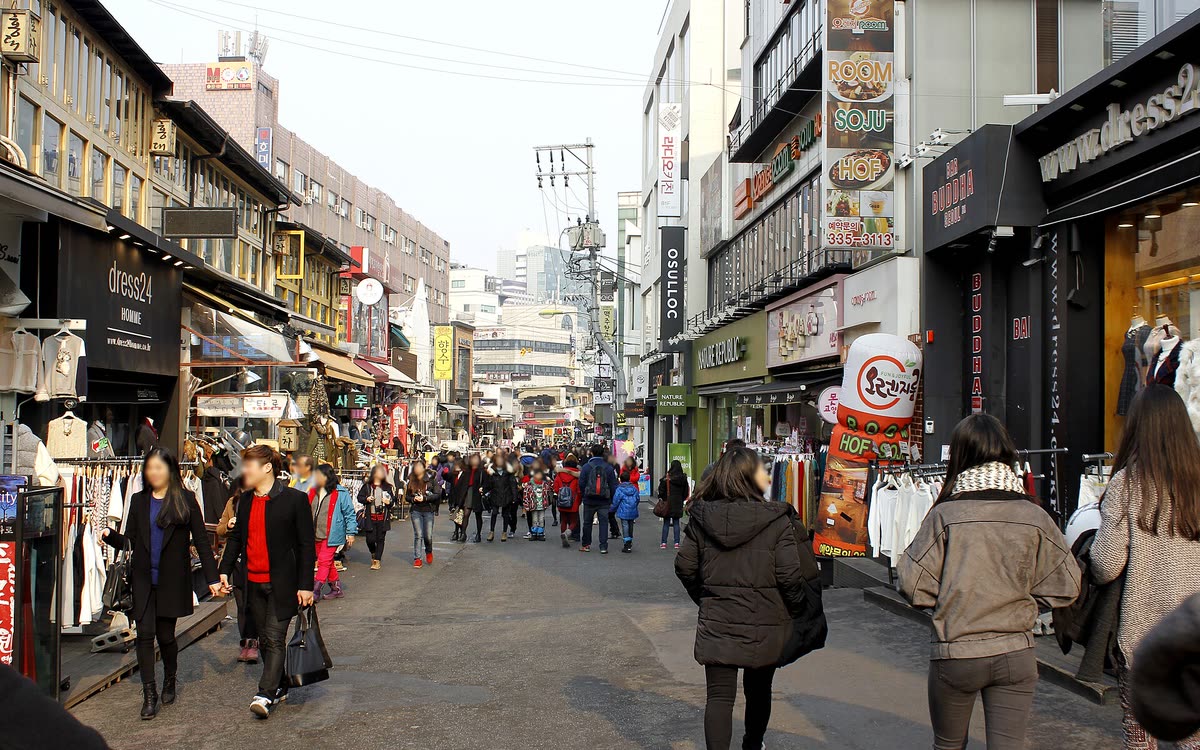 Rua de Hongdae, em Seul, ponto de encontro da cultura jovem coreana